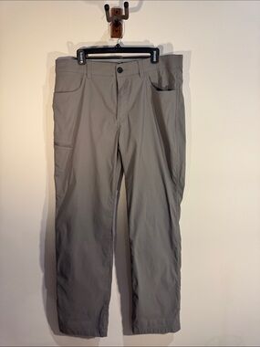 Orvis Men's Cargo Pants in Light Gray